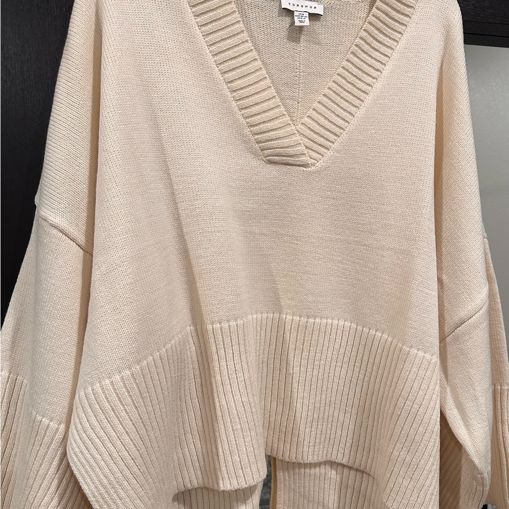 Topshop women’s cream sweater- oversized Large, never worn. Split panel back.